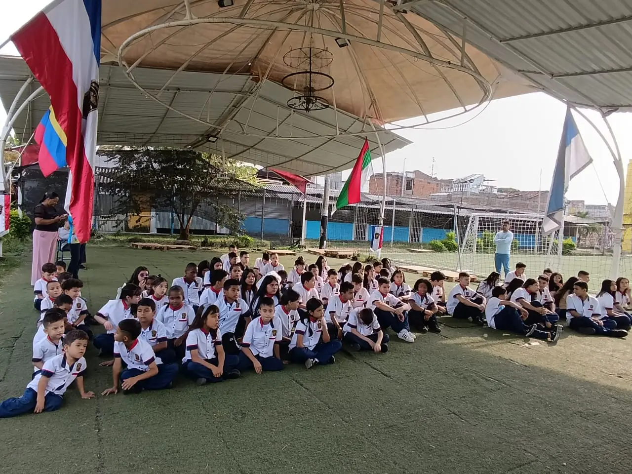 Estudiantes de secundaria y media técnica de Academia SAM